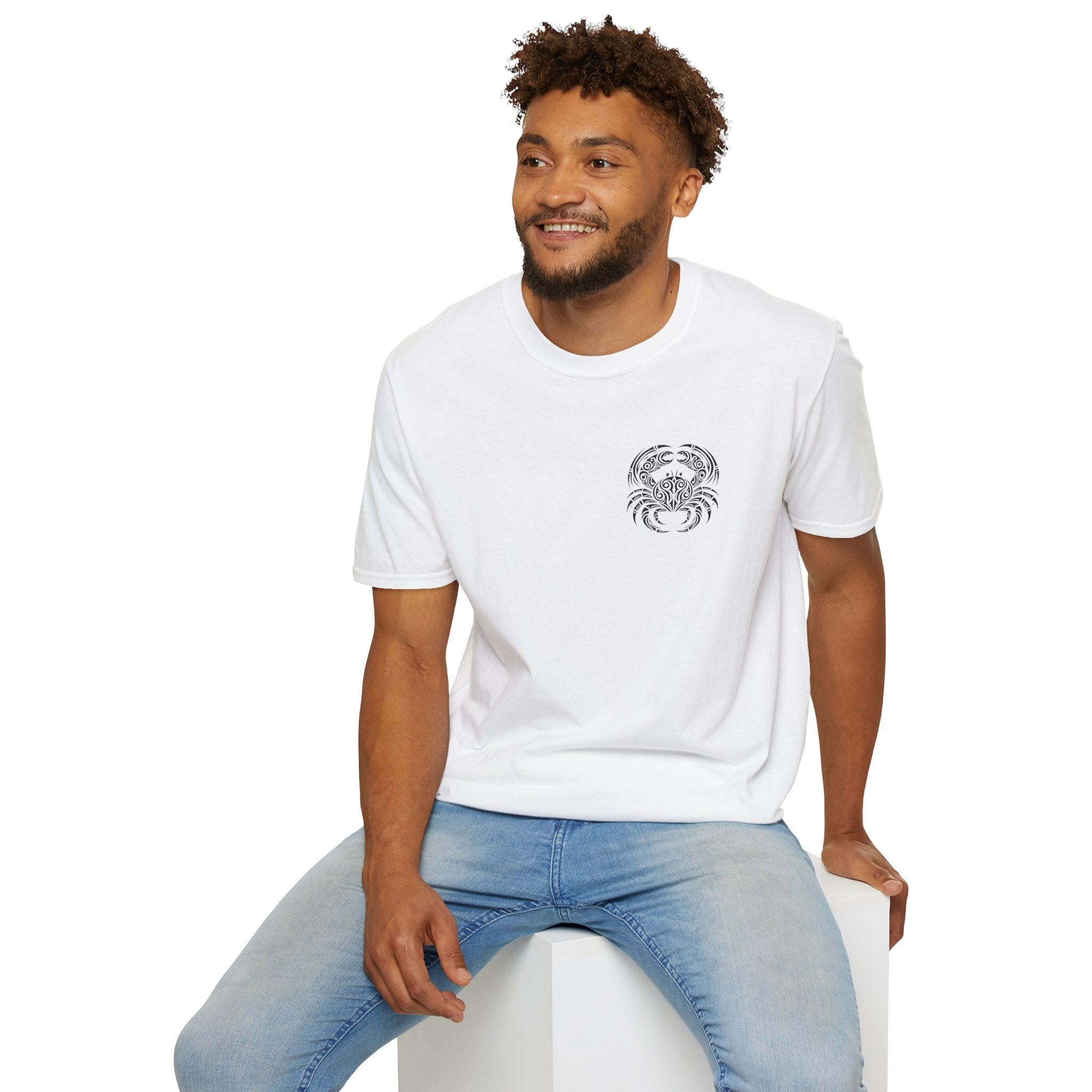 Maglietta con Granchio Tribale — T‑Shirt Minimal da Spiaggia